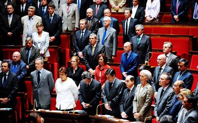 Parlamentares e membros do governo da França fazem um minuto de silêncio em memória dos passageiros do voo AF 447%2C em Paris