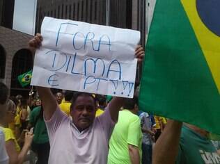 Boa parte da multidão que protesta na Paulista empunha cartazes que pedem saída de Dilma