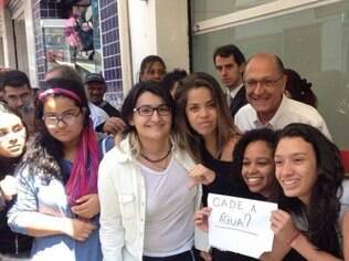 Alunos de um cursinho em São Paulo levantaram cartaz de protesto sobre a crise hídrica sem que Alckmin percebesse