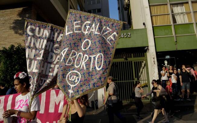 Ativistas fazem protesto pela legalização do aborto na Avenida Paulista, em São Paulo, em outubro