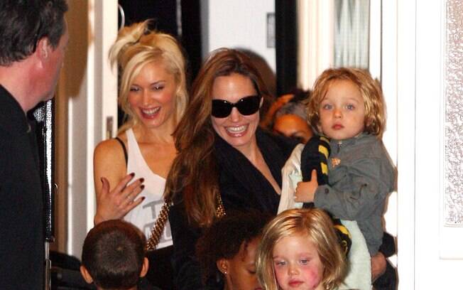 Angelina Jolie e Gwen Stefani se aproximaram por causa dos filhos, que constantemente brincam juntos. Elas são vizinhas em Hollywood