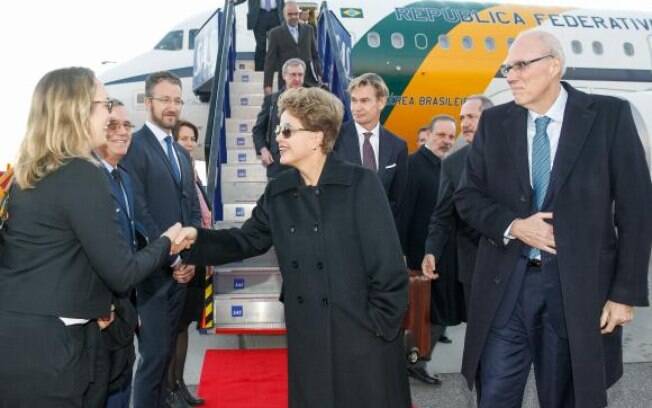 Presidente Dilma Rousseff desembarca em Estocolmo e recebe cumprimentos na chegada ao Aeroporto de Arlanda