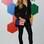 Natalie Kritz escolheu look preto total, composto por blusa soltinha, legging e bota, e o combinou com bolsa com a bandeira dos Estados Unidos. Foto: Getty Images