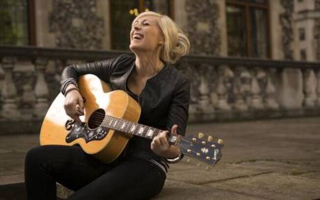 Vicky Beeching canta letras de temor a Deus em megaigrejas americanas