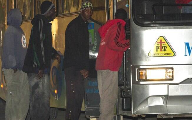Os imigrantes resgatados foram encaminhados para o Porto de Crotone, na Calábria (Sul da Itália), onde foram socorridos