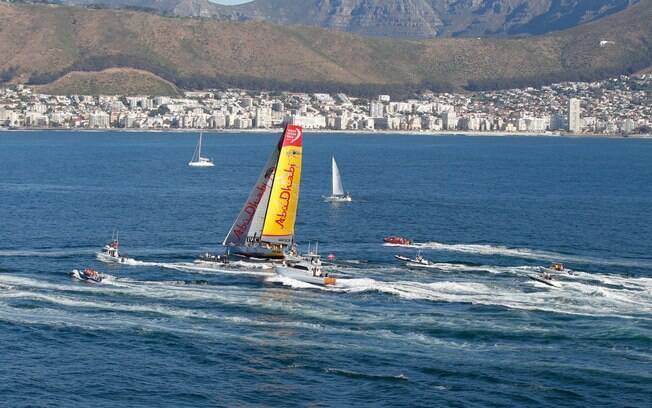 O barco da equipe Abu Dhabi chega em primeiro lugar na Cidade do Cabo, na África do Sul