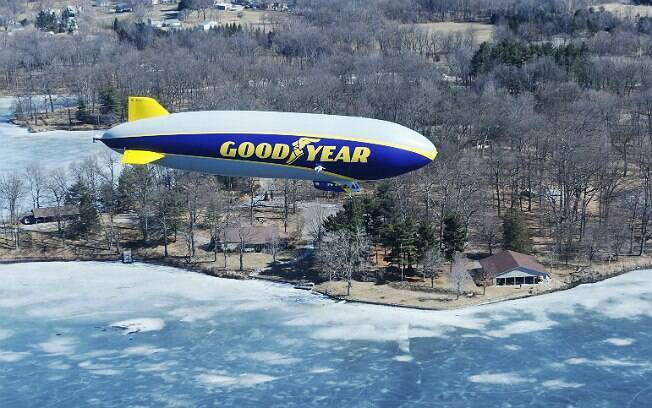 Novo dirigível da Goodyear em seu primeiro voo, na tarde de ontem