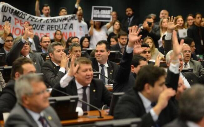 Deputados na votação na Comissão de Constituição e Justiça da Câmara, nesta segunda-feira