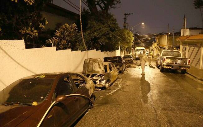 Carros completamente destruídos após recente queda de fio de alta tensão em São Paulo