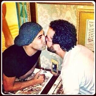 Sheik beijando Isaac Azar