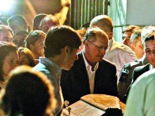 Tragédia. Governador Geraldo Alckmin segura caixão do filho mais novo