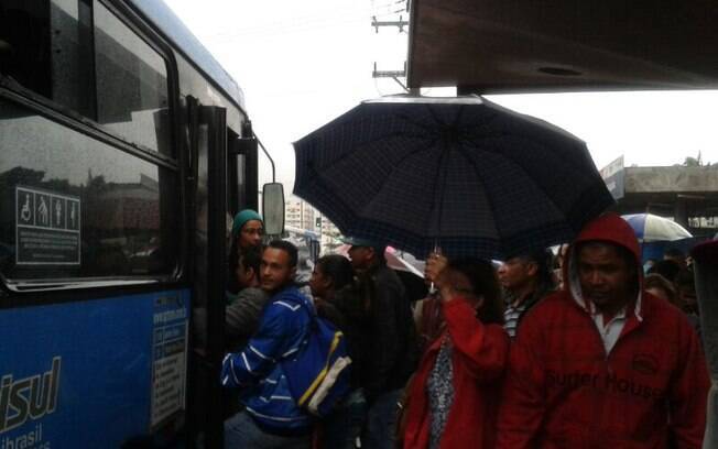 Sem Metrô, paulistanos enfrentam dificuldades em pegar ônibus em manhã chuvosa desta sexta-feira (06)
