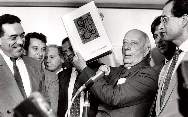 Ulisses Guimarães exibe exemplar da Constituição de 1988