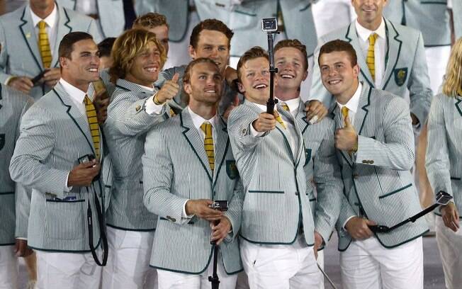 Atletas australiano fazem uma selfie durante o desfile na abertura dos Jogos. Foto: Reprodução/Twitter