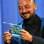 O diretor italiano Emanuele Crialese olha admirado para o Prêmio Especial do Júri por "Terraferma". Foto: AFP