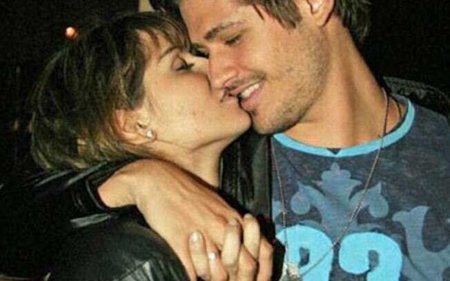 Deborah Secco e Dado Dolabella namoraram por um ano entre 2002 e 2003. O casal chegou a ficar noivo logo no começo do romance