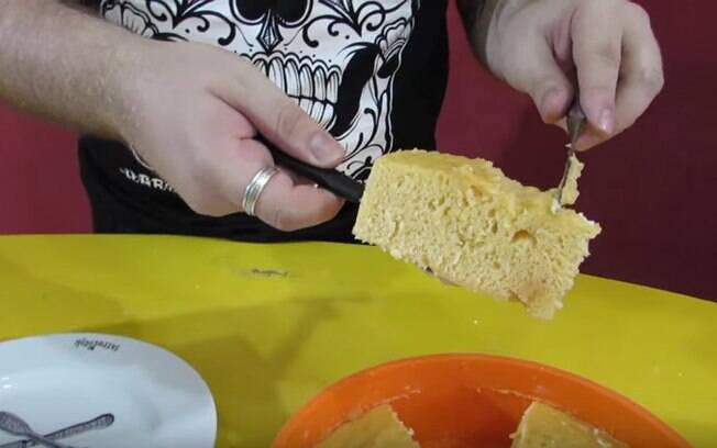 Bolo de refrigerante de laranja no micro-ondas fica fofinho e aerado