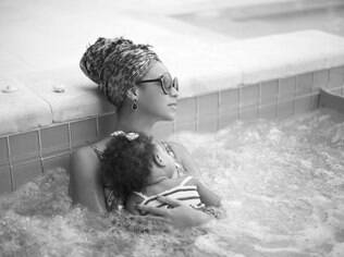 Beyoncé em piscina com Blue Ivy