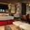 Banquetas modernas receberam a estética do capitonê e se destacaram na Casa Cor Santa Catarina. Foto: Divulgação