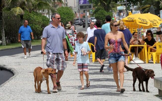 Christine Fernandes e o marido, Floriano Peixoto, passearam com o filho e um cachorro na orla da Barra da Tijuca, no Rio de Janeiro, na tarde de domingo (15)