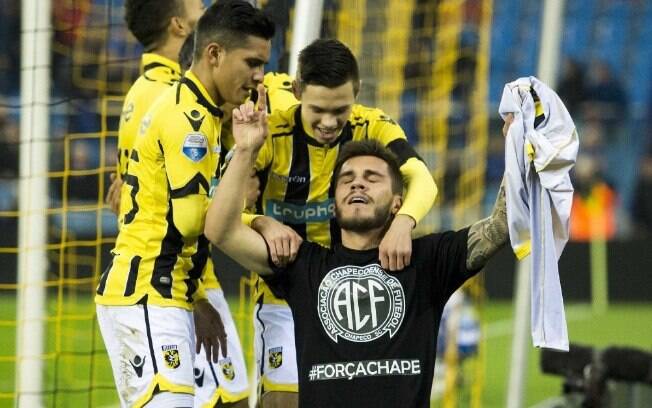Brasileiro Nathan homenageou a Chapecoense e não levou o cartão amarelo Brasileiro Nathan homenageou a Chapecoense e não levou o cartão amarelo
