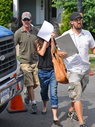 Demi Moore esconde o rosto nas filmagens de