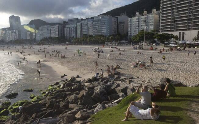Turistas observam movimento na praia de Copacabana, no Rio de Janeiro (27/11/2013)