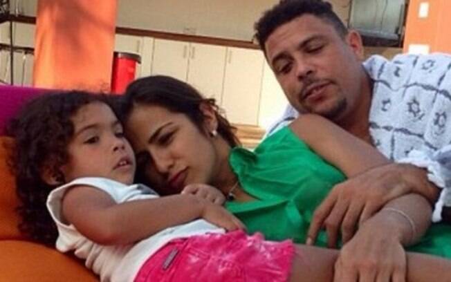 Paula Morais paparicando Maria Sophia, filha mais nova de Ronaldo com Bia Anthony