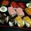 Parece sushi, mas não é. No lugar do peixe, os bolos podem ter sabor de limão, baunilha, chocolate e  morango no Debbie Does Cakes. Foto: Divulgação