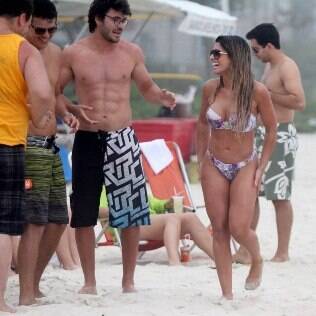 Babi Rossi curte praia com os amigos e chama a atenção de grupo de rapazes na areia