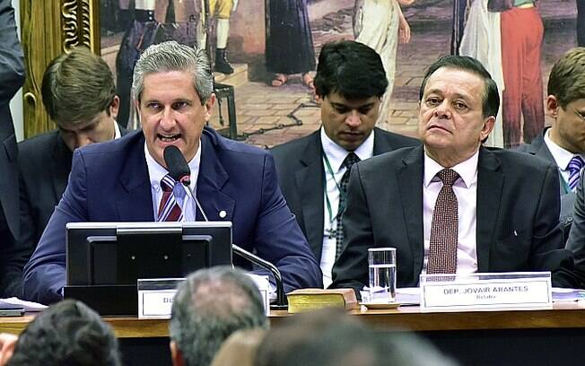 O presidente da comissão do impeachment, Rogério Rosso, e o relator do processo, Jovair Arantes