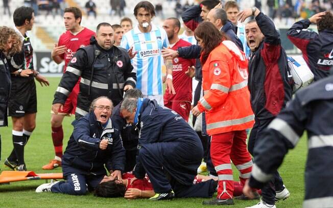 Médicos atendem o jogador Morosini, do Livorno, que morreu por causa de uma parada cardíaca