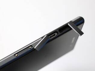 Porta microUSB do Xperia Z1 é protegida por tampa