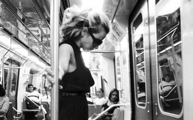 Nathalia Rodrigues postou foto em que aparece toda estilosa no metrô