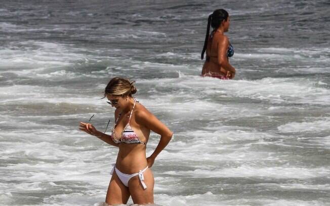 Movimentação de banhistas na Praia da Barra da Lagoa e no Canal da Barra em Florianópolis (SC), nesta segunda-feira (03)