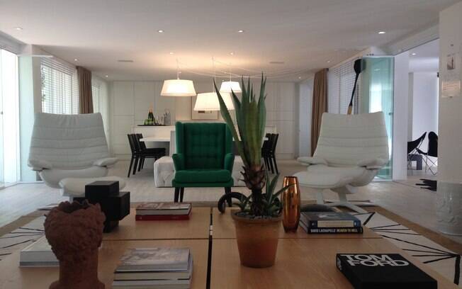 O arquiteto Francisco Cálio poupou nas cores e investiu no branco. O visual “clean” deu elegância à sala de estar. A poltrona verde como único ponto de cor serve de contraste