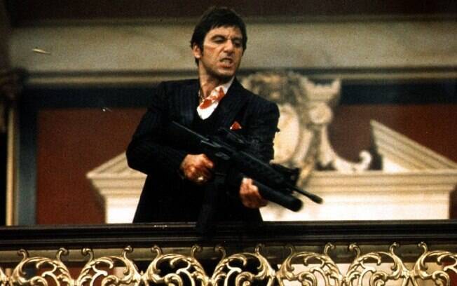 O ator Al Pacino foi preso em 2009 por porte ilegal de arma, na época alegou que era para uma filmagem. Aqui, em uma cena do filme 'Scarface'