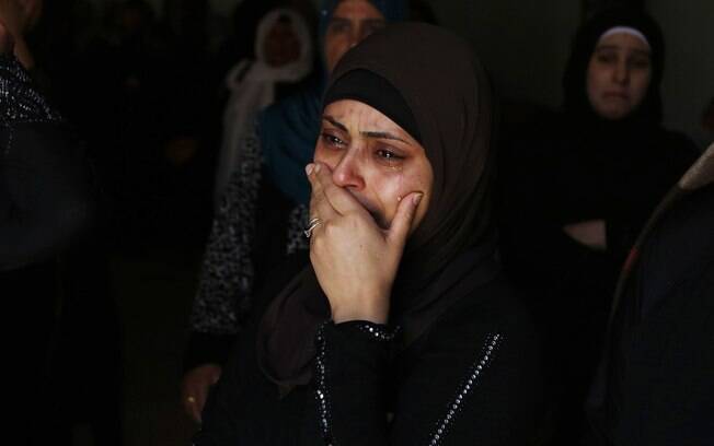 Mãe do palestino Mahmoud al-Shawamrah chora durante seu funeral na cidade de Al-ram, Cisjordânia (22/7)