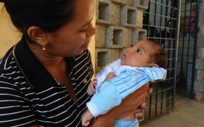 Moradoras do interior de Pernambuco vo a Recife a procura de antendimento para bebs