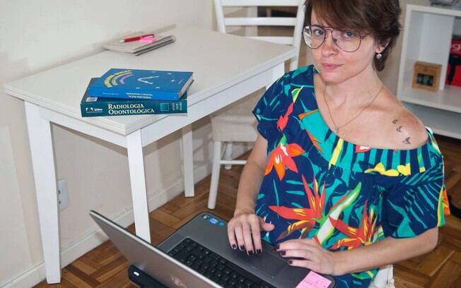 A dentista Marcella checava os e-mails à noite durante as férias e acabou dormindo um dia inteiro durante a viagem a Paris