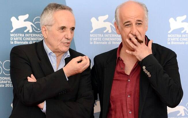 O diretor italiano Marco Bellocchio e ator Toni Servillo, com charuto na boca, na sessão de fotos de 'Bella Addormentata' 