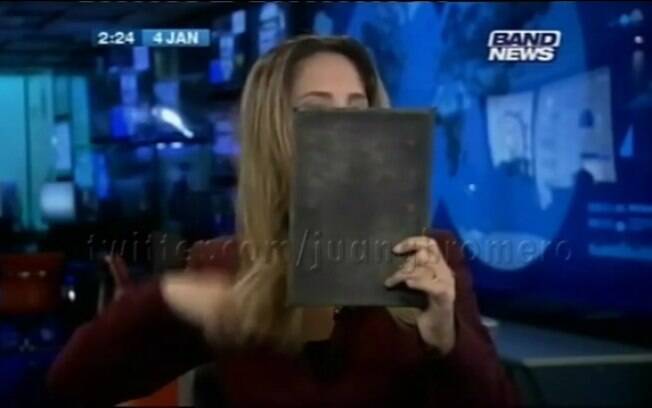 Ao vivo, âncora da BandNews comete gafe e se arruma no espelho durante jornal