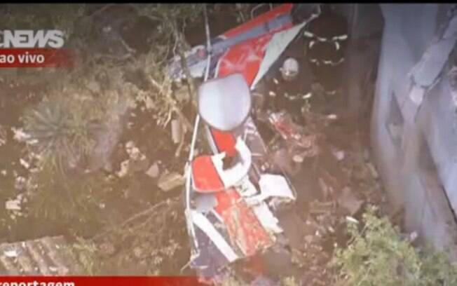 Reprodução de imagem aérea do local do acidente: Corpo de Bombeiros busca por mais vítimas