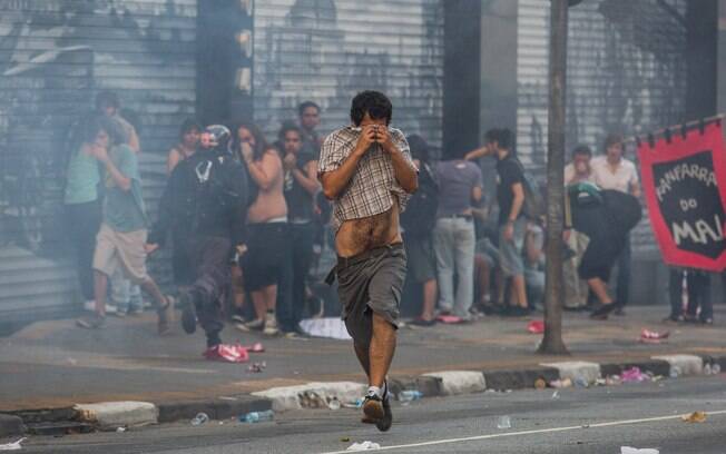 Como diz o nome, bombas de gás lacrimogêneo causam ardência nos olhos. Foto: Getty Images