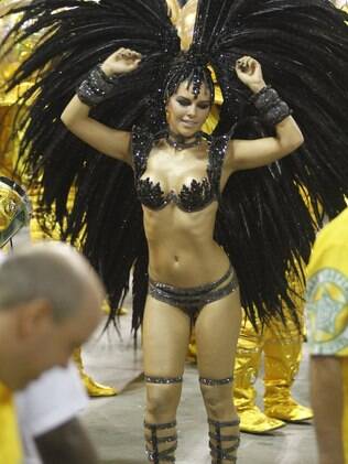 Mariana Rios à frente da bateria