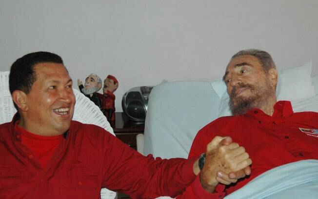 Foto divulgada pelo jornal cubano Granma mostra Fidel Castro e Hugo Chávez de mãos dadas enquanto líder cubano se recuperava de cirurgia em agosto de 2006