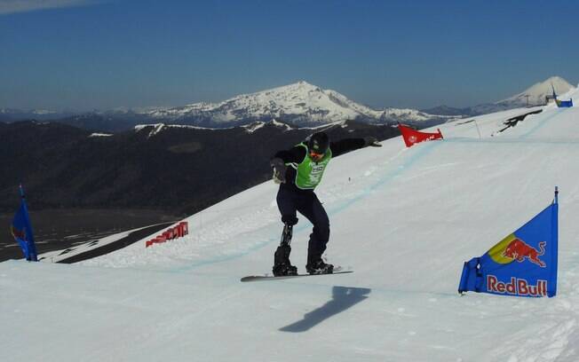 Andre Cintra em ação no Brasileirão de snowboard paralímpico, no Chile