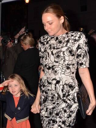 Stella McCartney, filha do noivo, usou vestido branco com detalhes em preto no casamento do pai, o cantor Paul McCartney