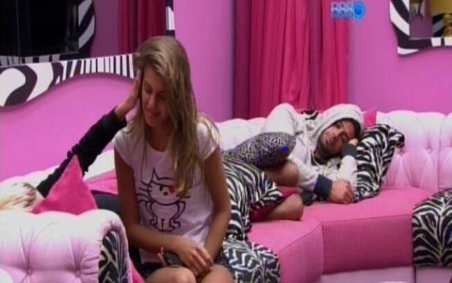 Após briga, Angela se isola e ignora Marcelo
