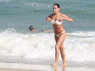 Deborah Secco exibe corpão na praia
